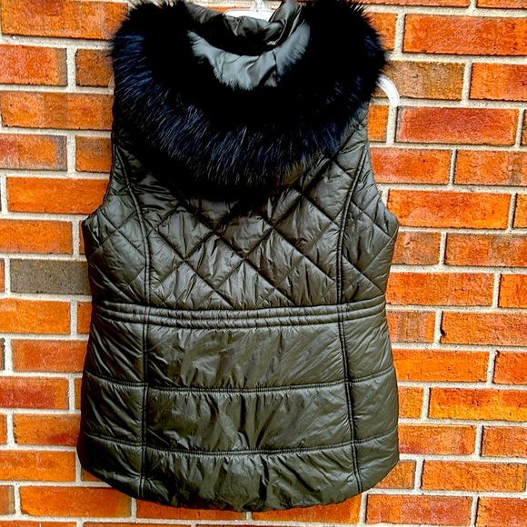Michael Kors Olive Hooded Puffer Vest size Large - Picture 2 of 13